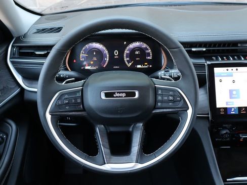 Used 2023 Jeep Grand Cherokee Limited image 18