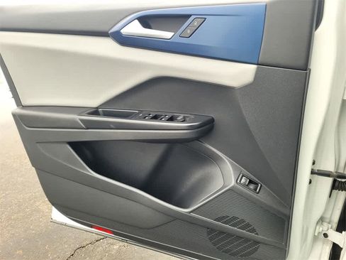 Used 2022 Volkswagen Taos SE w/ Panoramic Sunroof Package image 15