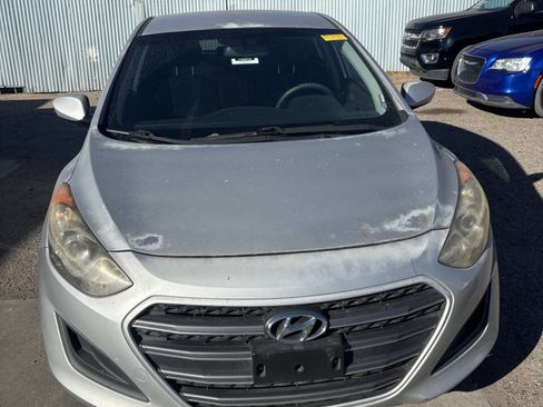 Used 2017 Hyundai Elantra GT image 3