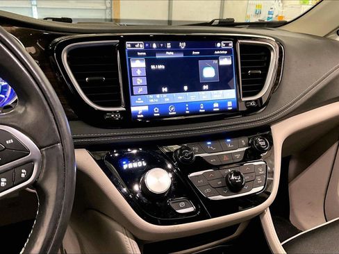Used 2022 Chrysler Pacifica Limited image 6