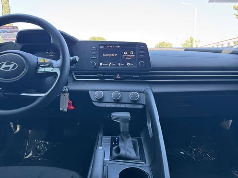 Used 2025 Hyundai Elantra SE FWD image 15