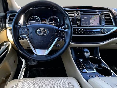 Used 2017 Toyota Highlander Limited Platinum AWD/4WD image 5
