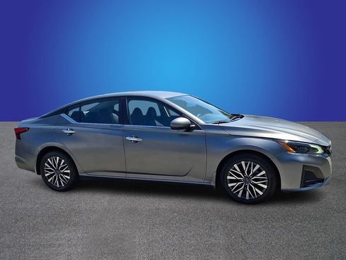 Used 2023 Nissan Altima 2.5 SV FWD image 4