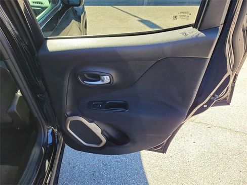 Used 2017 Jeep Renegade Latitude image 30