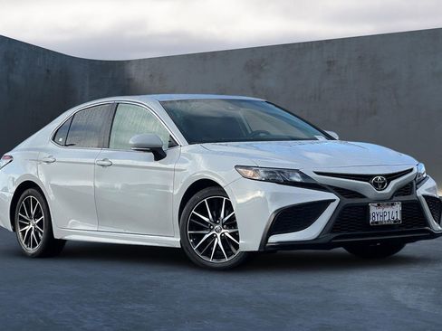 Used 2022 Toyota Camry SE image 2