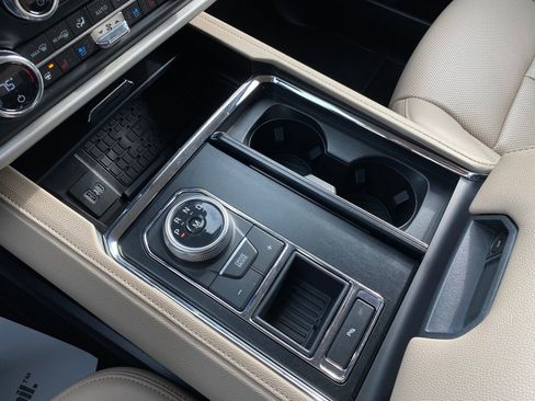 Used 2022 Ford Expedition XLT image 19