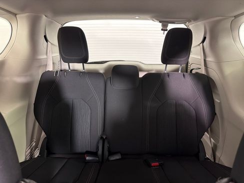 Used 2024 Chrysler Voyager LX image 21