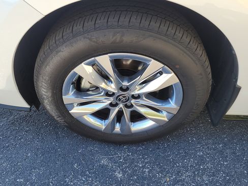 Used 2025 Toyota Sienna Limited image 10