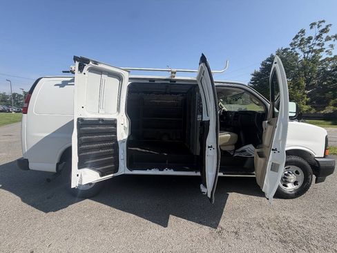 Used 2017 Chevrolet Express 2500 RWD image 8