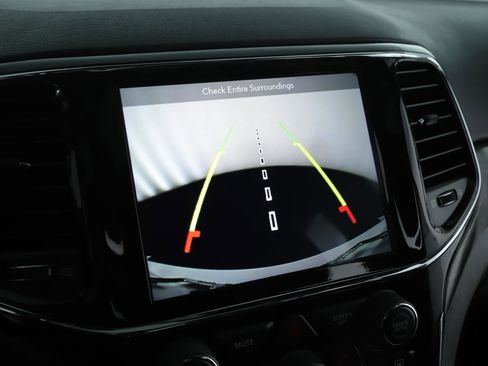 Used 2019 Jeep Grand Cherokee Altitude image 14