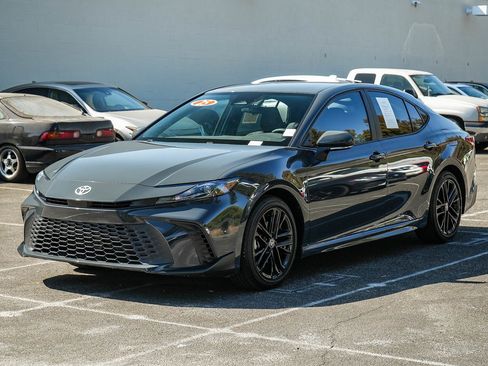 Used 2025 Toyota Camry SE FWD image 3
