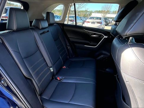 Used 2021 Toyota RAV4 XLE Premium image 19