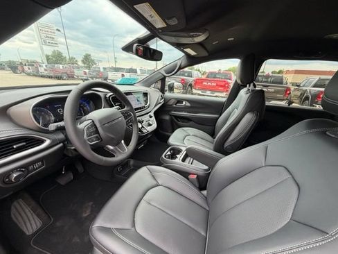 New 2027 Chrysler Pacifica Select FWD image 16