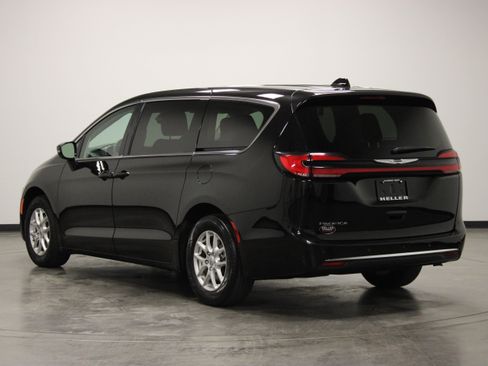 Used 2024 Chrysler Pacifica Touring-L FWD image 6