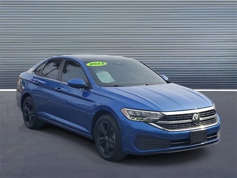 Used 2022 Volkswagen Jetta SE image 2