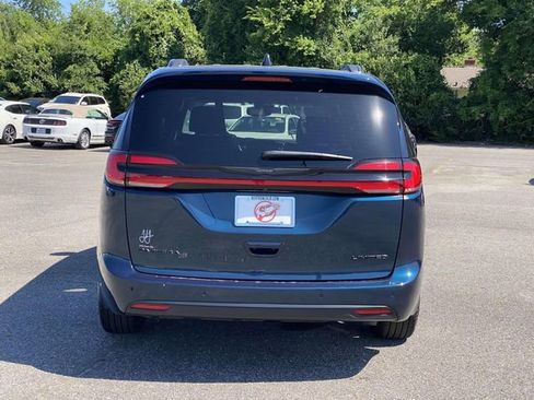 Used 2025 Chrysler Pacifica Limited FWD image 29