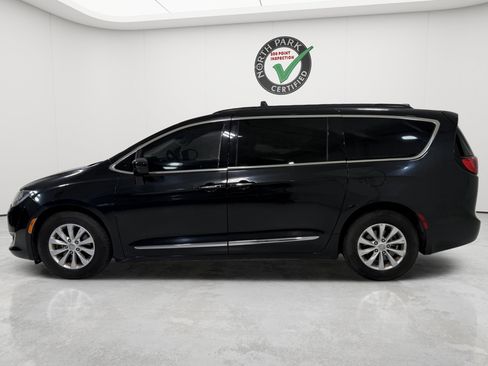 Used 2017 Chrysler Pacifica Touring-L FWD image 2