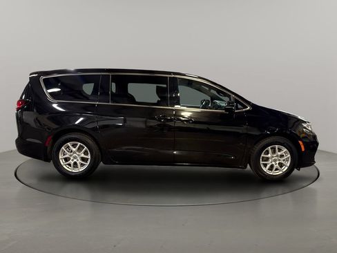 Used 2025 Chrysler Pacifica Select FWD image 8