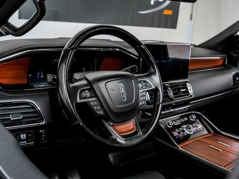 Used 2024 Lincoln Navigator Reserve image 11