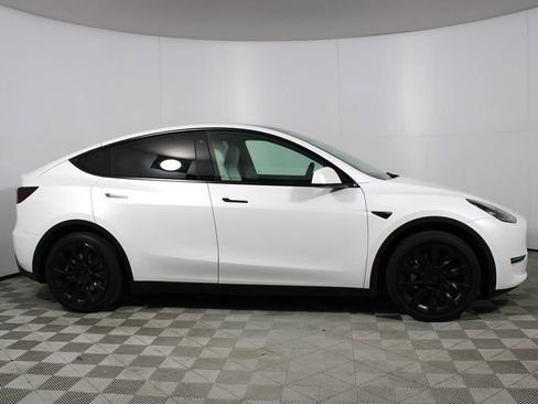 Used 2022 Tesla Model Y Long Range image 35