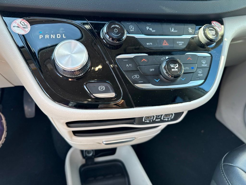 Used 2023 Chrysler Pacifica Touring-L FWD image 14
