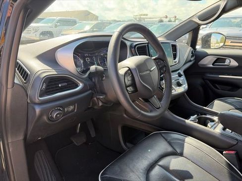 Used 2025 Chrysler Pacifica Limited FWD image 12