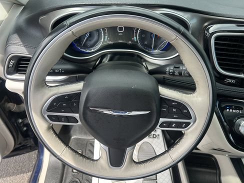 Used 2018 Chrysler Pacifica Limited w/ Advanced Safetytec Group FWD image 12