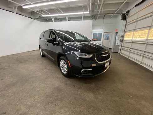 Used 2023 Chrysler Pacifica Touring-L image 8