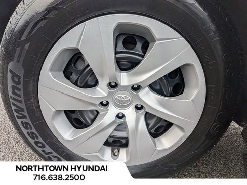 Used 2021 Toyota RAV4 LE image 38