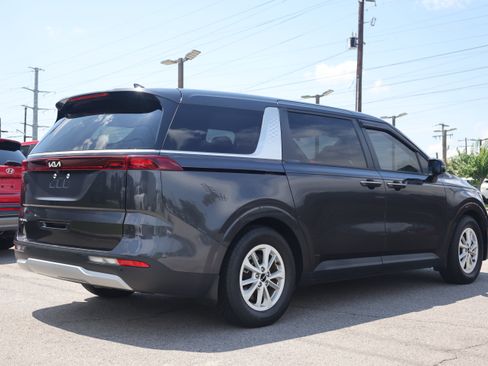 Used 2023 Kia Carnival LX FWD image 5