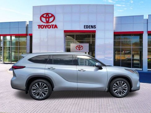 Certified 2020 Toyota Highlander Platinum AWD/4WD image 2
