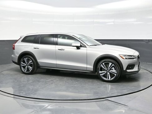 Used 2025 Volvo V60 B5 Cross Country Plus AWD/4WD image 8