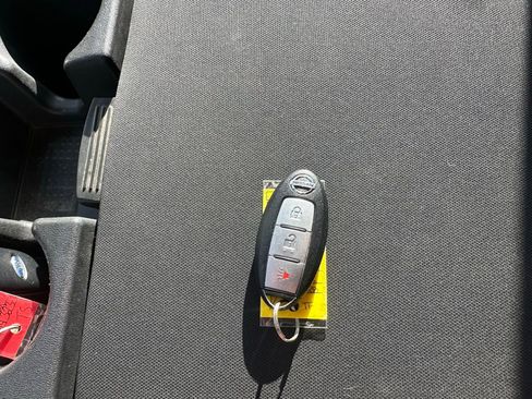 Used 2017 Nissan Titan SV image 7