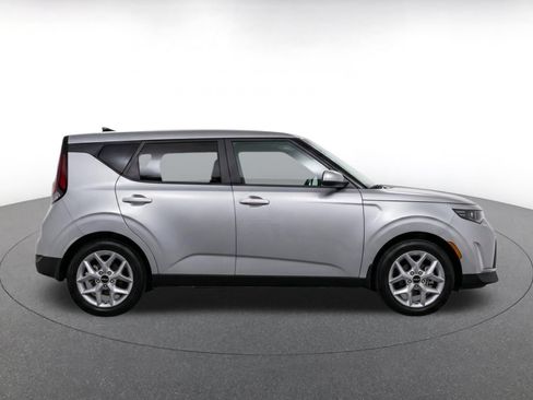 Used 2025 Kia Soul LX w/ LX Technology Package FWD image 8