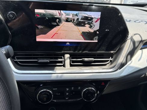 Used 2024 Chevrolet Trax LT w/ Sunroof Package FWD image 9
