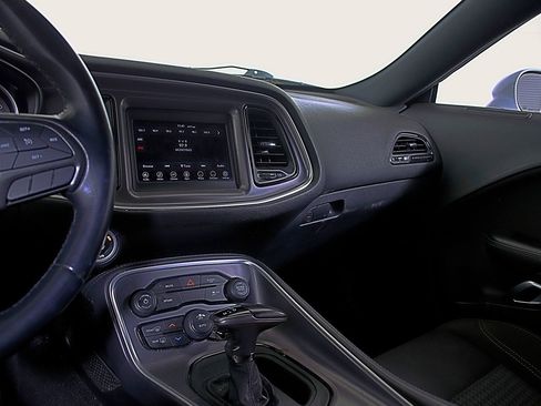 Used 2019 Dodge Challenger SXT image 27