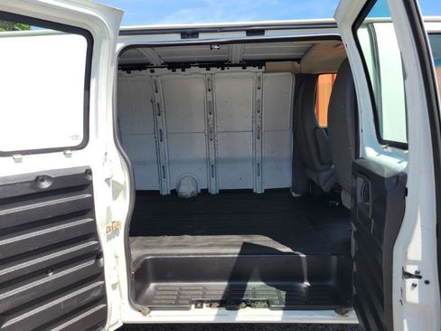 Used 2011 Chevrolet Express 3500 Extended RWD image 38