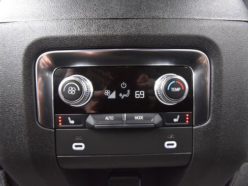 Used 2024 GMC Yukon XL SLT image 46