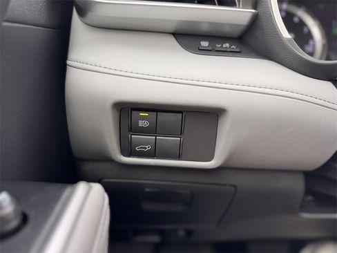 Used 2020 Toyota Highlander XLE image 19