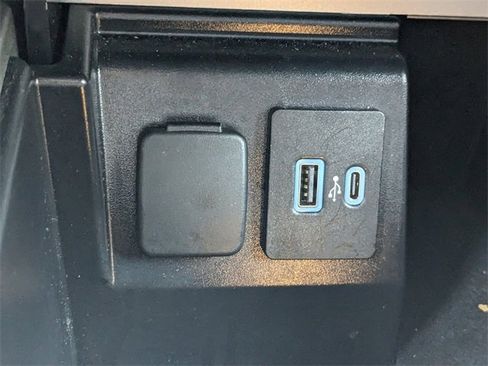 Used 2023 Ford Explorer Limited image 27