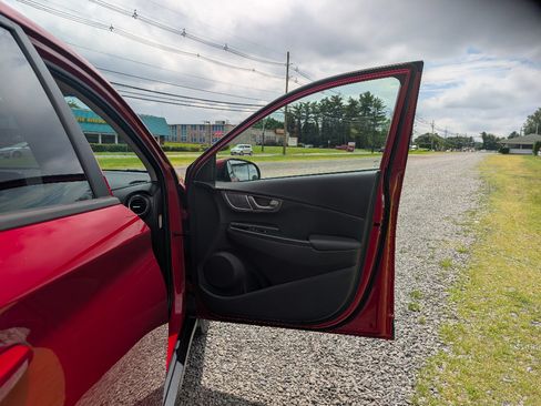 Used 2021 Hyundai Kona Limited FWD image 13