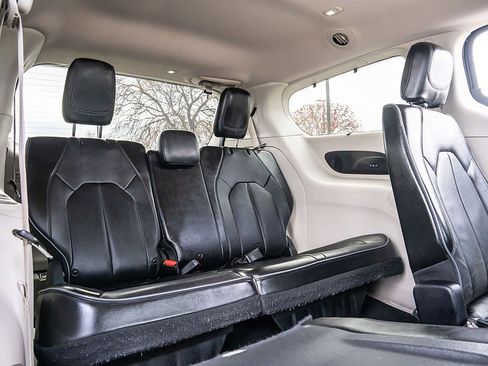 Used 2019 Chrysler Pacifica Limited image 22