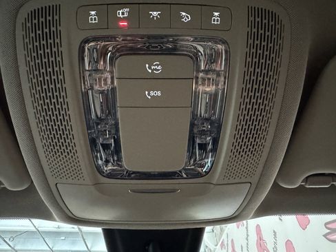 Used 2021 Mercedes-Benz GLB 250 w/ Premium Package image 17