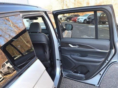 New 2025 Jeep Grand Cherokee Limited image 31