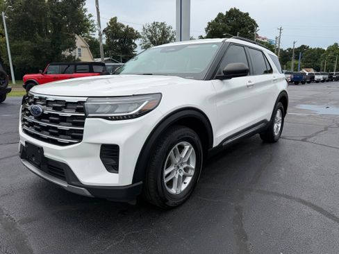 Used 2025 Ford Explorer Active AWD/4WD image 11