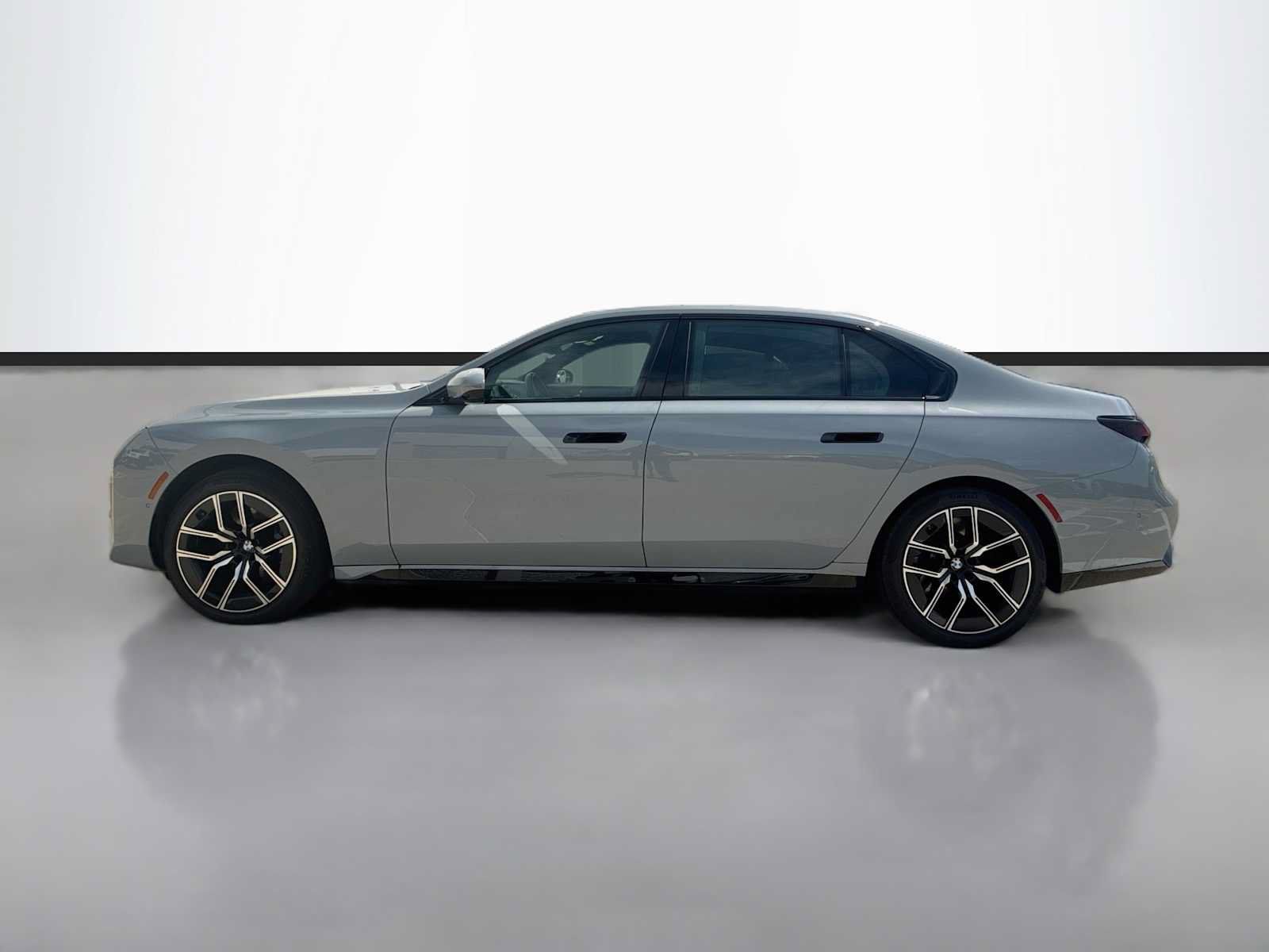 Used 2025 BMW 760i xDrive w/ Premium Package AWD/4WD image 5