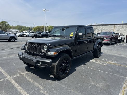 Used 2025 Jeep Gladiator Sport image 4