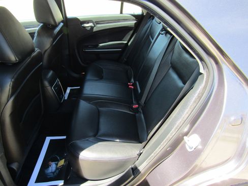 Used 2018 Chrysler 300 Touring w/ Driver Convenience Group image 14