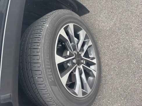 Used 2022 Jeep Grand Cherokee L Overland w/ Advanced Protech Group III AWD/4WD image 3