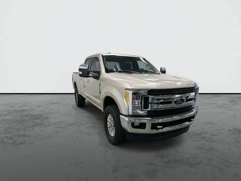 Used 2017 Ford F250 XLT w/ XLT Premium Package AWD/4WD image 6